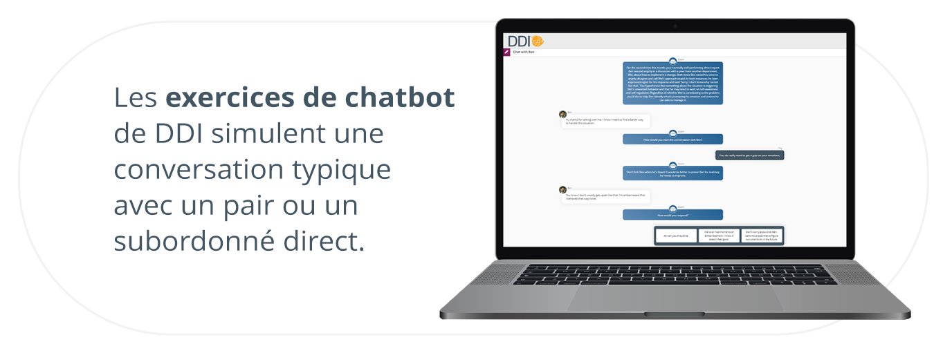 écrit à gauche : les exercices de chatbot de DDI simulent une conversation typique avec un pair ou un subordonné direct. Et à droite, un ordinateur portable avec un chatbot DDI s’affiche à l’écran